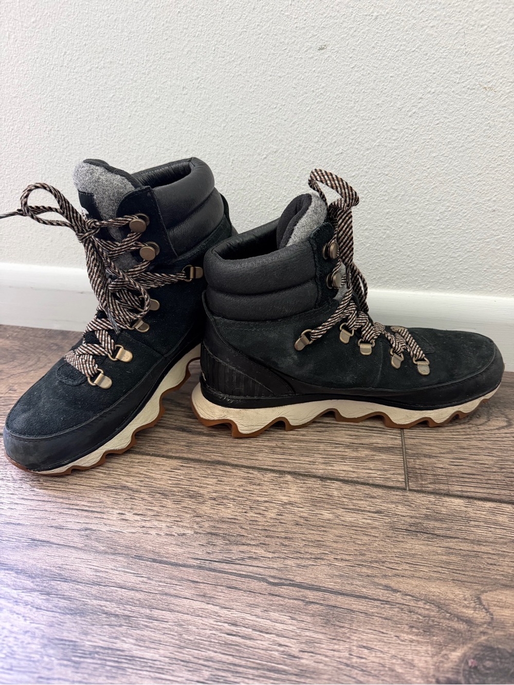 Sorel Kinetic Conquest Snow Boots women size 8